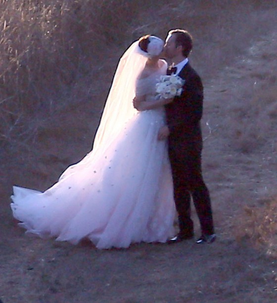 Anne Hathaway and Adam Shulman get married
