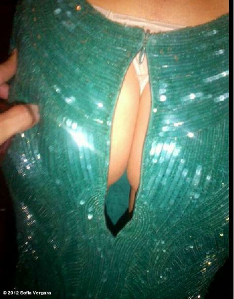 Sofia Vergara suffers Wardrobe Malfunction at the Emmys