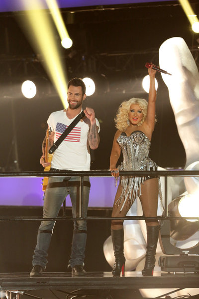 Adam Levine defends Christina Aguilera
