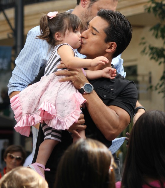 Mario Lopez kissing gia