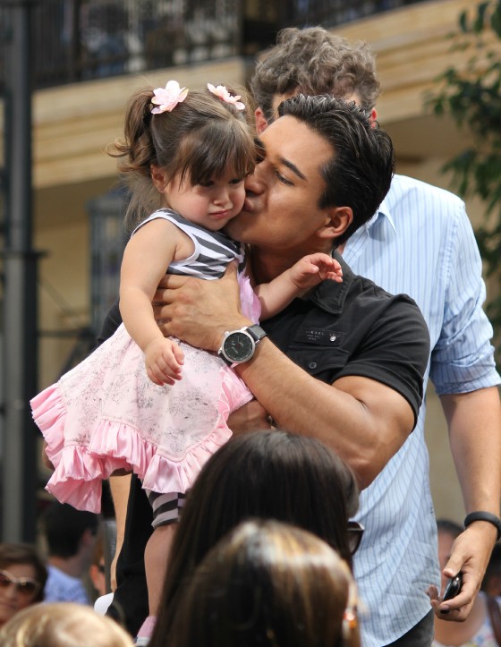 Mario Lopez kissing daughter Gia