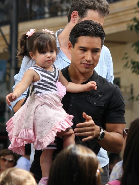 Mario Lopez kissing daughter Gia