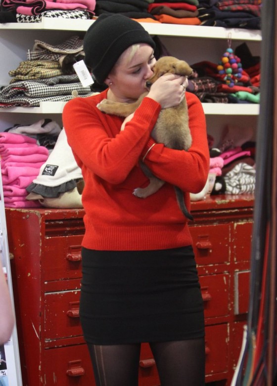 Miley Cyrus Goes Pet Shopping With Mom Leticia And Sister Braison