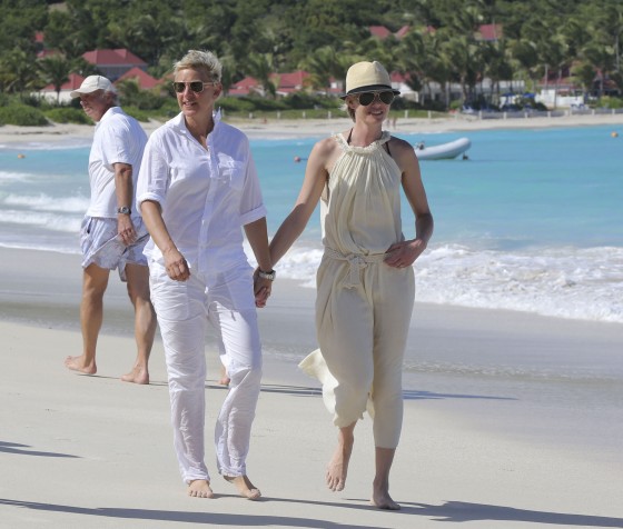 Ellen DeGeneres & Portia de Rossi Enjoy A White Sands Christmas!