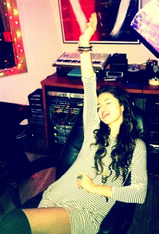 Selena Gomez in studio
