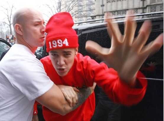 Justin Bieber attacks paparazzi